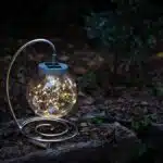 transformez-votre-jardin-en-oasis-nocturne-avec-les-secrets-des-lanternes-de-jardin-solaires-eclairage-magique-et-economies-a-portee-de-main