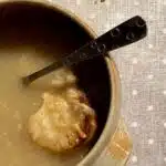 la-soupe-a-loignon-healthy-une-recette-delicieuse-et-bonne-pour-la-sante