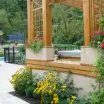 decouvrez-comment-les-jardinieres-avec-treillis-peuvent-transformer-votre-espace-exterieur-en-un-jardin-deden-en-un-clin-doeil