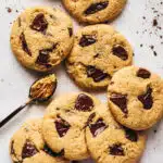 les-delicieux-cookies-au-beurre-de-cacahuete-et-chocolat-une-recette-saine-et-gourmande-qui-ravira-petits-et-grands